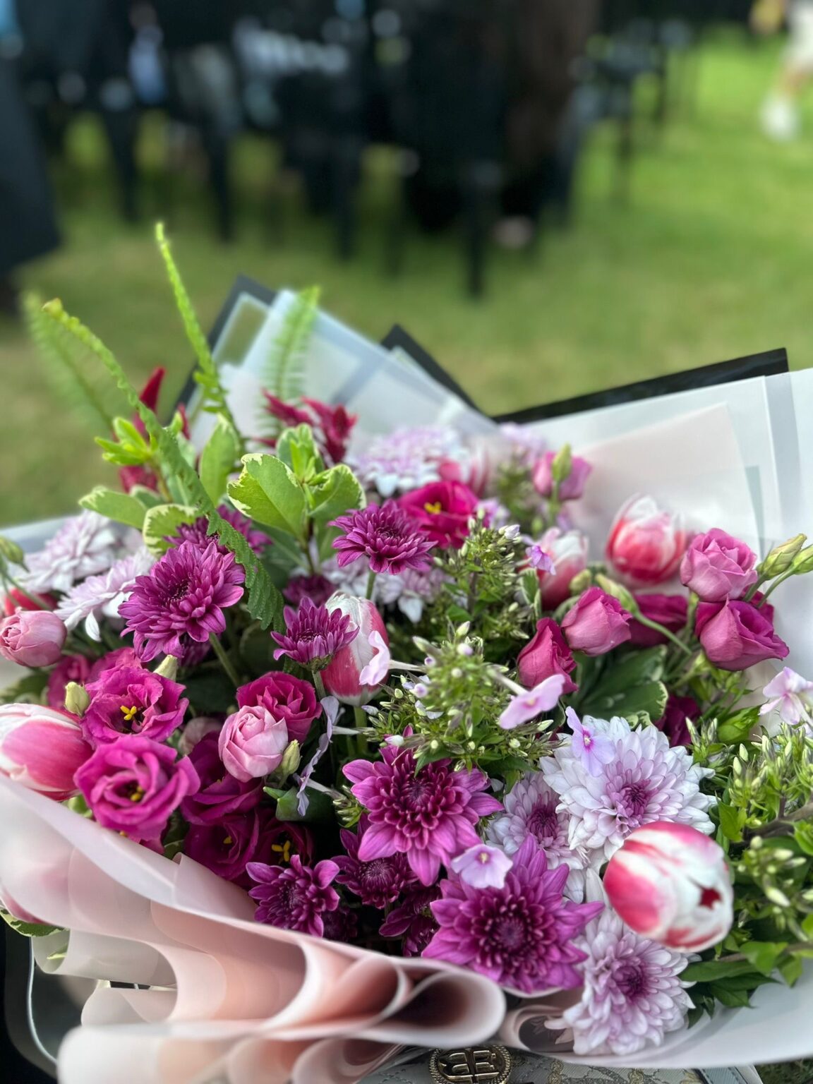 פרחים מחבקים