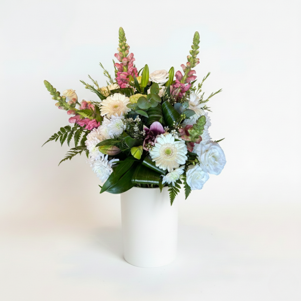 זר פרחים חגיגי בלבן וורוד בוקר פסטורלי