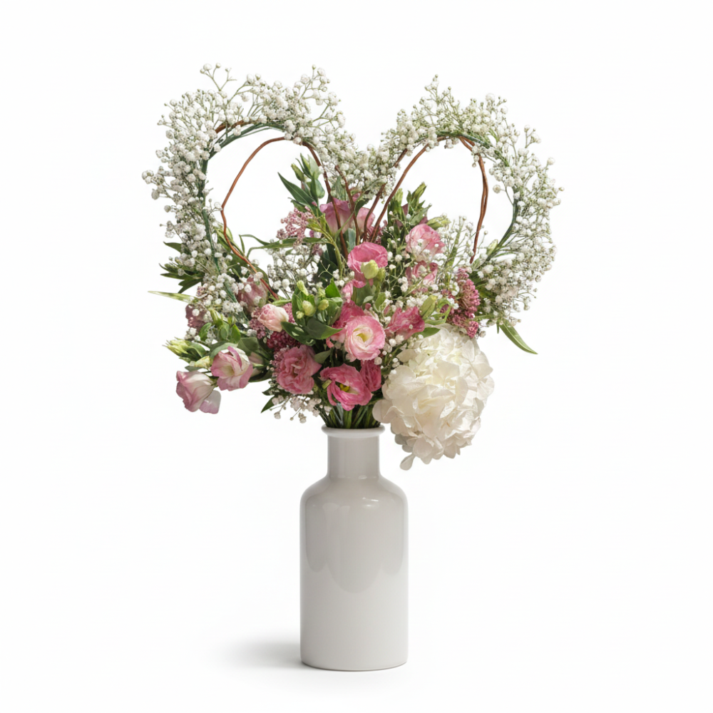 סידור פרחים משולב בצורת לב לבן עם זר פרחים ורוד